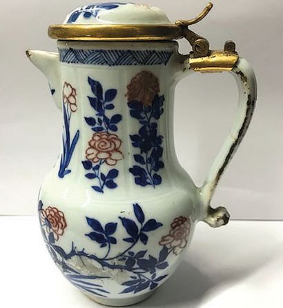 CHINE Covered jug in porcelain baluster shape decorated in blue undercoated and red...
