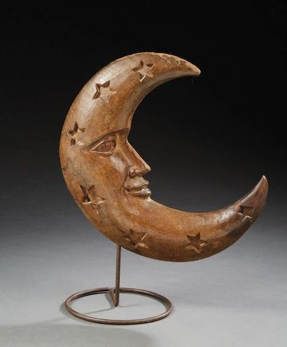 null Amusing anthropomorphic moon crescent in carved walnut (restoration).
Plinth.
H:...