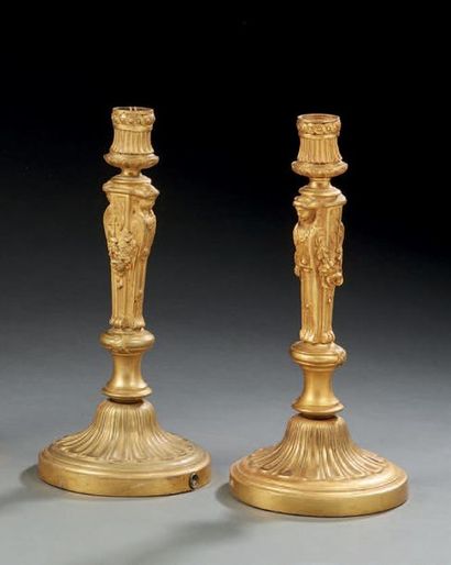 null Pair of candlesticks in carved gilded bronze, the barrels decorated with women's...