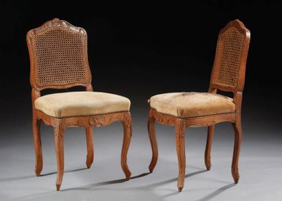 null Pair of chairs in beech moulded and carved with stylized flowers, shells and...