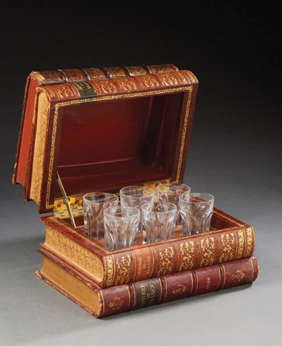 null A liqueur cellar made up of a set of trompe l'oeil books discovering six glasses.
Height:...