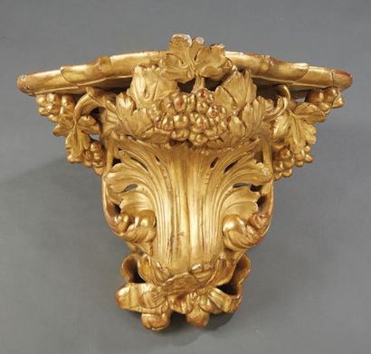 null Corner wall bracket in carved and gilded wood decorated with pamper and acanthus...