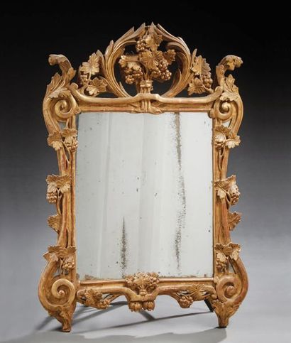 null Miroir (au mercure) dans un cadre en résineux mouluré, sculpté et doré à décor...