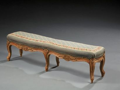 null Small fireplace bench, stained wood, carved with flowers, six arched legs.
Louis...