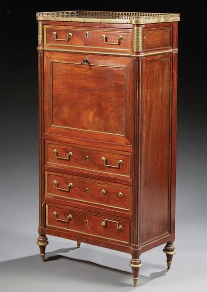null Mahogany and mahogany veneer flap secretary; rectangular in shape, it opens...