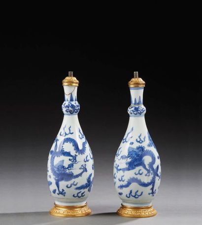 CHINE Paire de bouteille ovoide en porcelaine à bulbe au col décoré en bleu sous...
