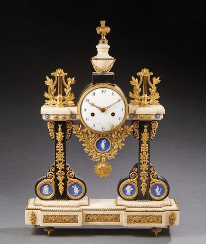 null A so-called portal clock in chased and gilded bronze and marble; at the damping...