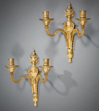 null Pair of small chased and gilded bronze wall lights; the simulated vase plates...