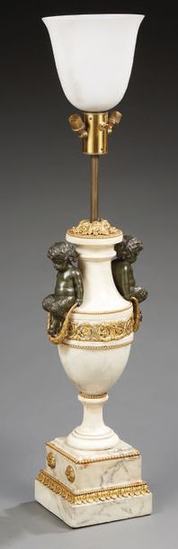 null Grand vase simulé en marbre blanc veiné gris et bronze ciselé, doré ou patiné;...