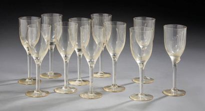 null LALIQUE FRANCE- Douze flûtes à champagne modèle «Ange».
Dim.: 20,5 cm