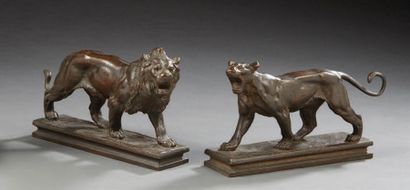 null Paire de statuettes en bronze ciselé et patiné représentant un couple de lions...