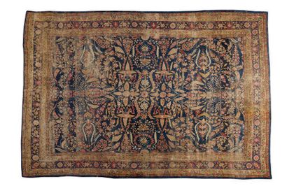 null Grand tapis persan à décor de rinceaux feuillagés sur fond bleu.
Dim.: 257 x...