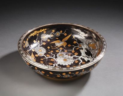 PUIFORCAT Circular porcelain bowl with a black background decorated with goose gold...