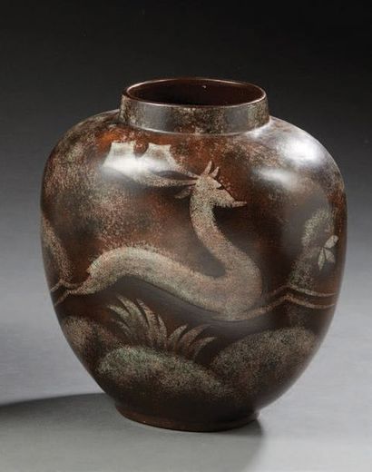 Charles CATTEAU (1880-1966) et Boch Frères Keramis 
Vase en faîence à décor nuancé...