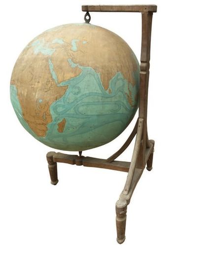 Travail fin XIX-XXe 
World map in wood and painted plaster.
Total height: 139 cm
Globe...