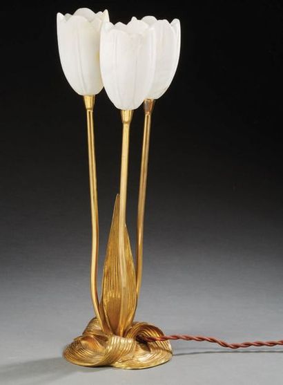 ALBERT CHEURET (1884-1966) 
Lampe en bronze à patine dorée présentant trois bras...