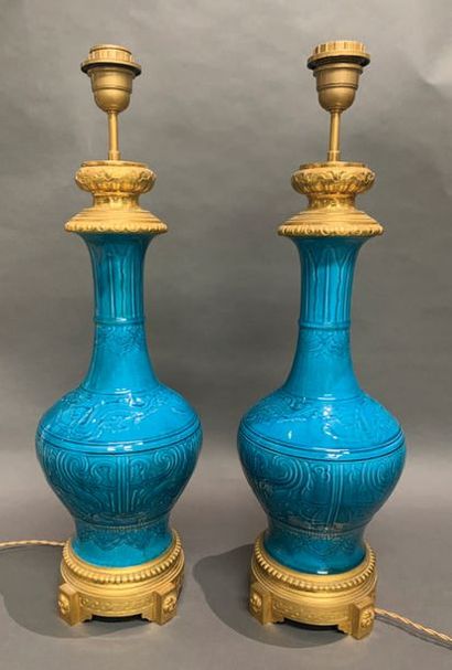 THEODORE DECK ou COLINOT Deux vases en céramique à fond turquoise décoré en léger...