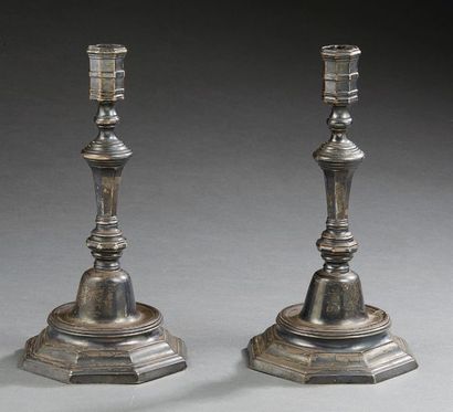 null Pair of torches or candlesticks in molten silver, the octagonal foot, the barrel,...