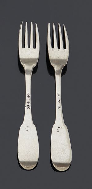 null Paire de fourchettes en argent, modèle uniplat.
Avignon vers 1760.
Maître-orfèvre:
Ange-René...