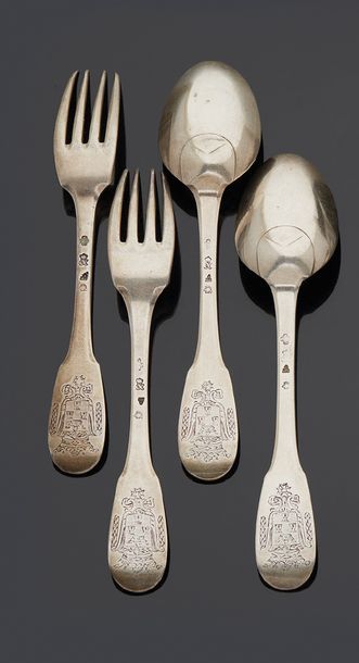 null Two plain silver cutlery, spatulas engraved with coats of arms under the crown.
Aix-en-Provence...