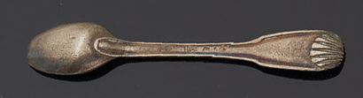null Small silver salt spoon, net and double shell design.
Paris 1756-1762.
Weight:...