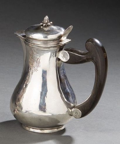 null Marabout jug and its plain silver lid, resting on a bowl, stylized thumb lid...