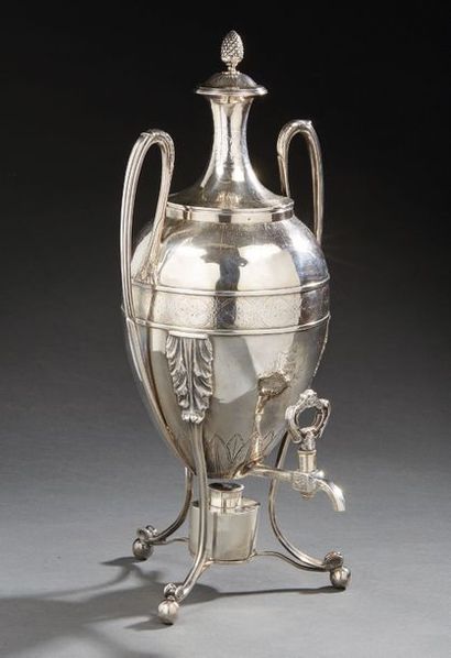 null Grand samovar et son couvercle en argent de forme ovoïde, posant sur trois pieds...