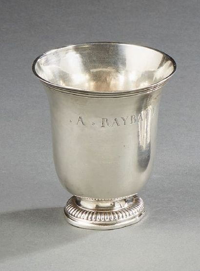 null Tulip-shaped tubal in plain silver, gadrooned shower base.
Montpellier 1740-1741.
Master...