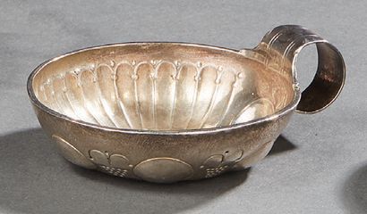 null Burgundian silver Tastevin, decorated with cups and gadroons, threaded tongue...