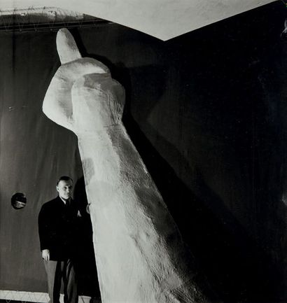 Denise Bellon (1902-1999) André Masson avec une sculpture en plâtre.
Exposition internationale...