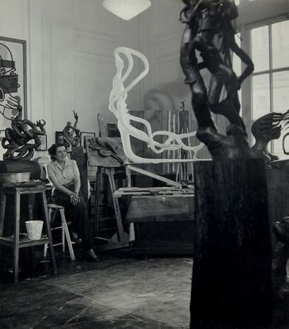 FRITZ HENLÉ (1909-1993) Exposition de Di Maria
Photographie d'une exposition de sculptures...