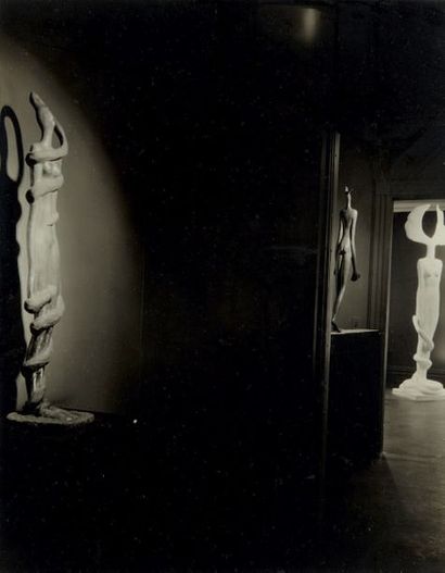 FRITZ HENLÉ (1909-1993) Exposition
Photographie d'une exposition de sculpture de...