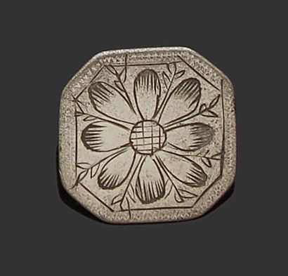 null Bouton de gilet en argent, de forme octogonale gravé d'une fleur à huit pétales.
Epoque...