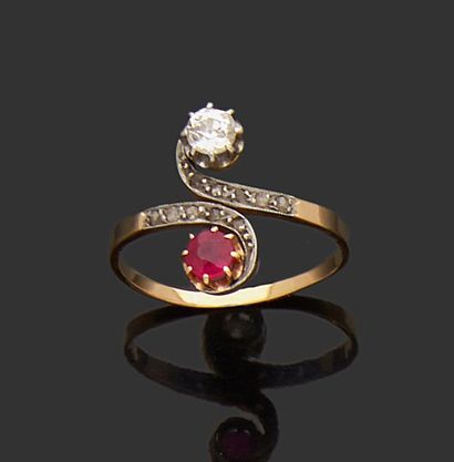 null Bague toi et moi en or jaune 18K (750) ornée d'une pierre rouge imitation, d'un...