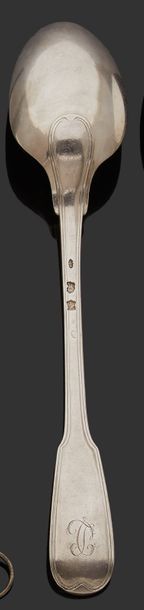 null Cuillère à ragoût en argent modèle à filet, la spatule monogrammée.
Paris 1763.
Maître-orfèvre:...