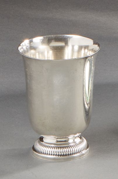 null Timbale piedouche en argent, le corps uni et le pied orné de godrons. Poinçon...