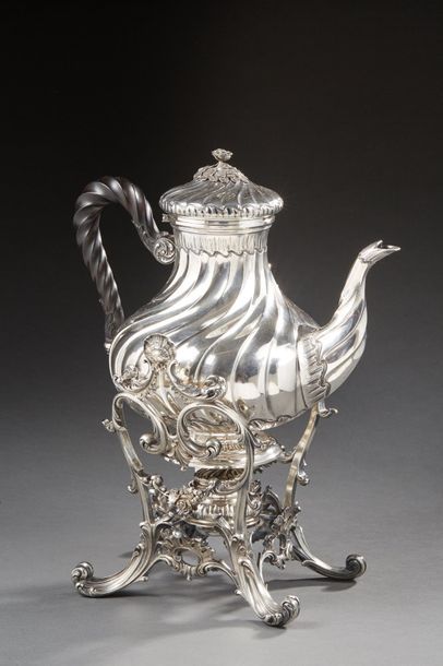 CARDEILHAC Grande théière à réchaud en métal argenté de style louis XV, anse en ébène...