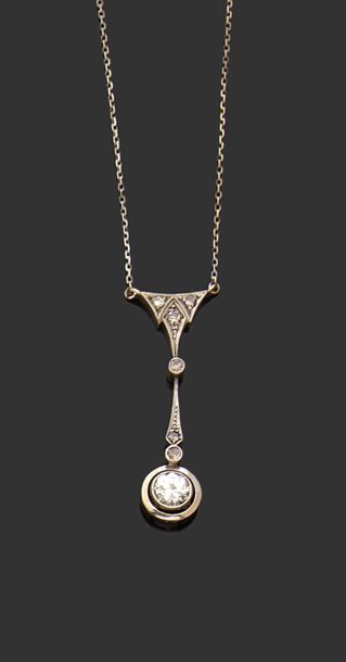 null Pendentif en or gris 18K (750) orné d'un diamant taille ancienne retenu par...