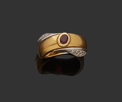 null Bague en or jaune et gris 18K (750) à deux anneaux entrelacés ornés d'un rubis...