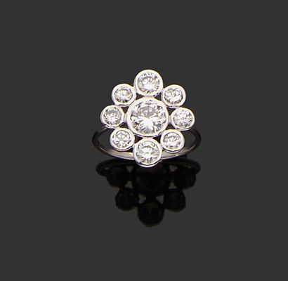 null Bague en or gris 18K (750) de genre rosace sertie de diamants taillés en brillant,...