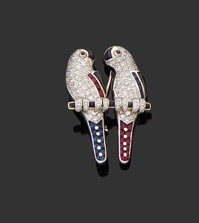 null Broche en or gris 18K (750) formée d'un couple de perroquets sertis de diamants,...