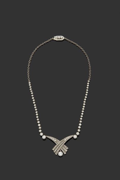 null Collier en or gris 18K (750) et platine orné de chaque coté d'une ligne de diamants...