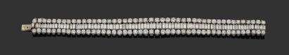 null Bracelet ruban souple en platine et or gris 18K (750) serti d'une ligne de diamants...