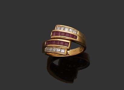 null Bague en or jaune 18K (750) à filins, sertie de deux lignes de rubis et deux...