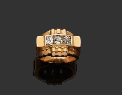 null Bague en or jaune 18K (750) à décor de gaudron, ornée de trois diamants taillés...