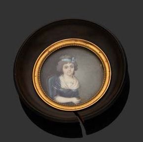 Nicolas-François DUN (1764-1832) Portrait de jeune femme tenant une tabatière en...