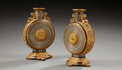null Paire de vases «Zuolaga» sous la forme de gourdes en bronze moleté, ciselé,...