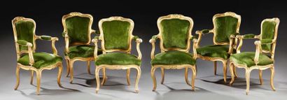 null Suite de six fauteuils en bois doré, mouluré et sculpté de motifs floraux dans...