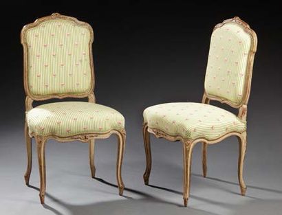 null Paire de chaises en bois mouluré, sculpté et laqué.
Garniture en tissu.
Style...