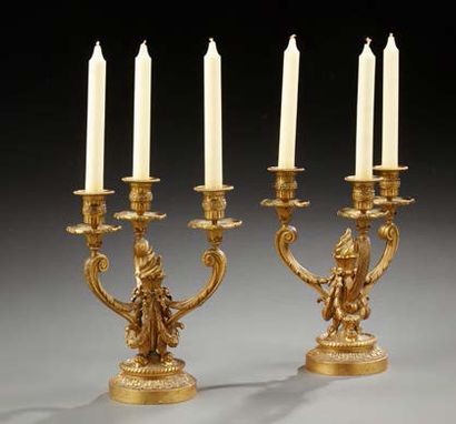 null Paire de candélabres dits «bout de table» à trois lumières en bronze ciselé...
